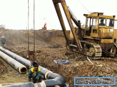 In the photo - installation of the pipeline in insulation PPM In the photo - installation of the pipeline in insulation PPM