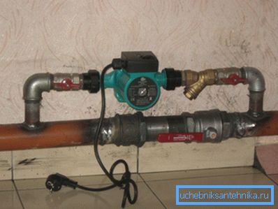 In the photo - the pump in the heating circuit. In the photo - the pump in the heating circuit.