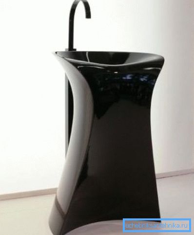 In the photo - a free-standing washbasin In the photo - a free-standing washbasin