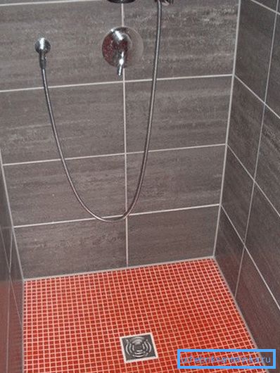 In the photo: the absence of a pallet allows you to make the design flush with the floor, which significantly increases the safety of movement, because the surfaces in the shower are often wet In the photo: the absence of a pallet allows you to make the design flush with the floor, which significantly increases the safety of movement, because the surfaces in the shower are often wet