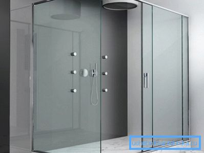 In the photo - a glass panel in the design of a minimalist shower. In the photo - a glass panel in the design of a minimalist shower.