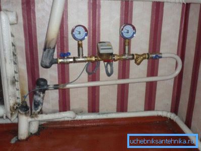 In the photo, paired risers are connected by horizontal wiring to several radiators. Doubtful decision. In the photo, paired risers are connected by horizontal wiring to several radiators. Doubtful decision.