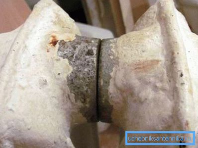 In the photo - the leakage of the battery occurred between the sections. In the photo - the leakage of the battery occurred between the sections.
