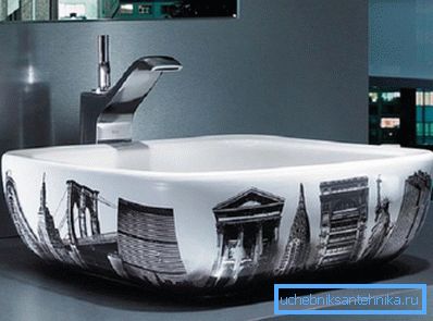 The photo shows a faience washbasin with applied decorative image. The photo shows a faience washbasin with applied decorative image.