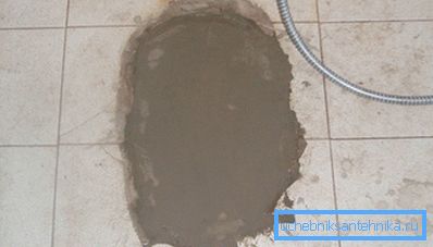 The photo shows an example of floor restoration using cement mortar. The photo shows an example of floor restoration using cement mortar.