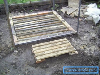 The photo shows the process of making the base of the floor boards. The photo shows the process of making the base of the floor boards.