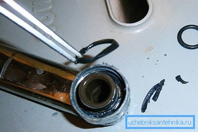 The photo shows the process of replacing the sealing ring on the gander.