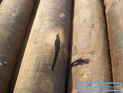 The photo shows the gap in the wall of the steel pipe as a result of freezing water. The photo shows the gap in the wall of the steel pipe as a result of freezing water.