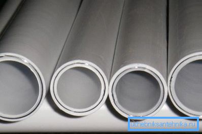 The photo shows the end section of a metal-plastic pipe.