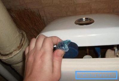 The photo shows an soluble tablet for the flush tank. The photo shows an soluble tablet for the flush tank.