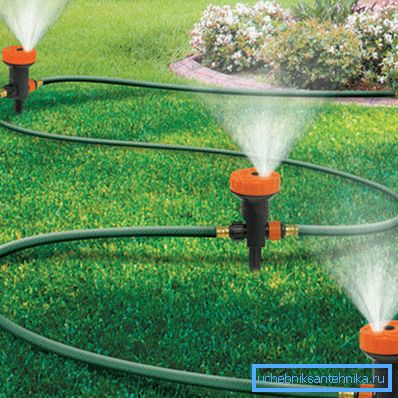 The photo shows a sprinkler nozzle, interconnected with a garden hose. The photo shows a sprinkler nozzle, interconnected with a garden hose.
