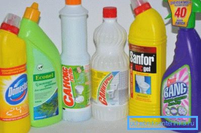 In the photo: popular cleaning chemicals for pipes. In the photo: popular cleaning chemicals for pipes.