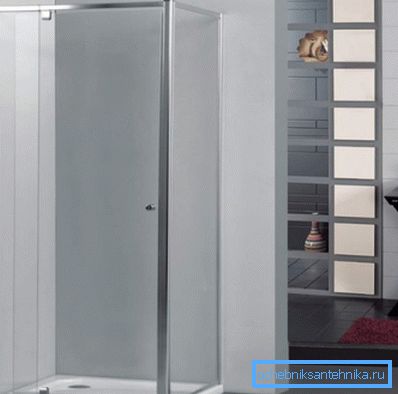 The photo shows a shower corner with a low pan 100x100 mm. The photo shows a shower corner with a low pan 100x100 mm.