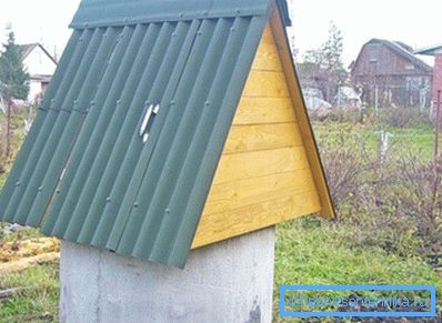 The photo shows a well with a canopy in the finished form. The photo shows a well with a canopy in the finished form.