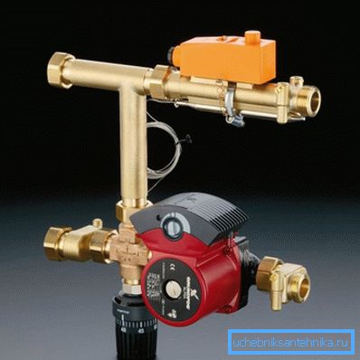 The photo shows one of the options for assembling a mixing module for a water heated floor. The photo shows one of the options for assembling a mixing module for a water heated floor.