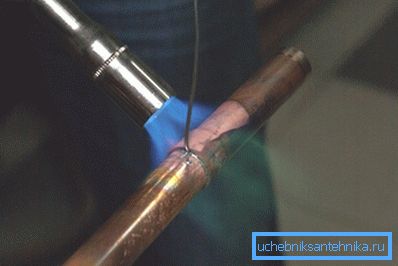 The photo shows the process of high-temperature soldering.