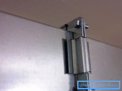 The photo shows an example of a flange connection. The photo shows an example of a flange connection.