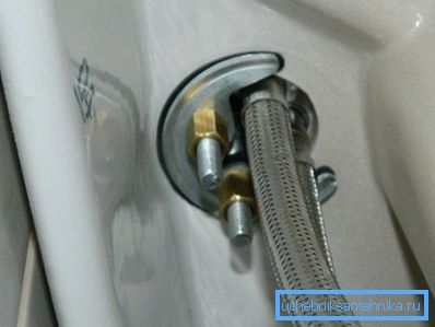 In the photo - an example of connecting the mixer in the bathroom In the photo - an example of connecting the mixer in the bathroom