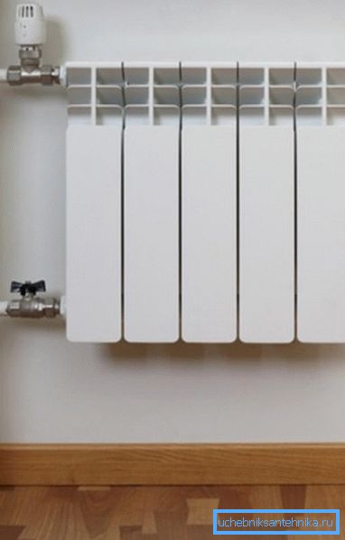 In the photo - an example of the correct installation of the thermostat