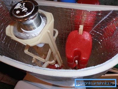 In the photo, the problem of excessive moisture on the surface of the tank is eliminated by fixing a heat-insulating material on the inner walls of the device In the photo, the problem of excessive moisture on the surface of the tank is eliminated by fixing a heat-insulating material on the inner walls of the device