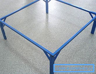The photo shows the special legs, supports, which are installed pallets The photo shows the special legs, supports, which are installed pallets