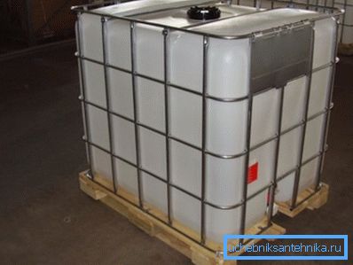 In the photo - a tank with a ball valve In the photo - a tank with a ball valve