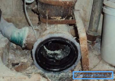 In the photo - a rubber cuff in a cast-iron pipe