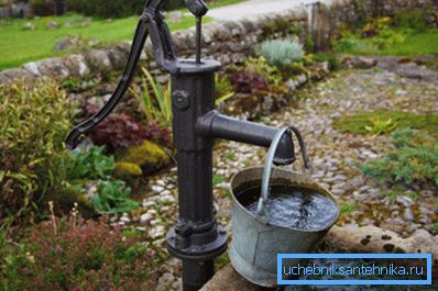 In the photo: the hand pump does not depend on electricity, so it can be put absolutely anywhere. In the photo: the hand pump does not depend on electricity, so it can be put absolutely anywhere.