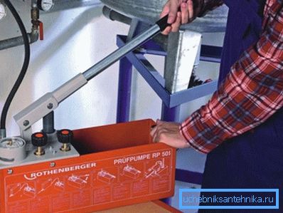 In the photo: a hand pump allows you to fill the system quickly and efficiently. In the photo: a hand pump allows you to fill the system quickly and efficiently.