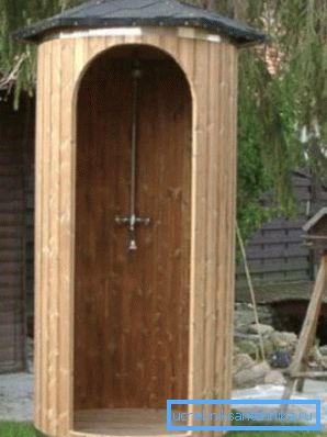 In the photo is a garden shower-barrel. In the photo is a garden shower-barrel.