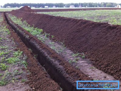 In the photo, the most common method of laying a water pipe is by means of a trench. In the photo, the most common method of laying a water pipe is by means of a trench.