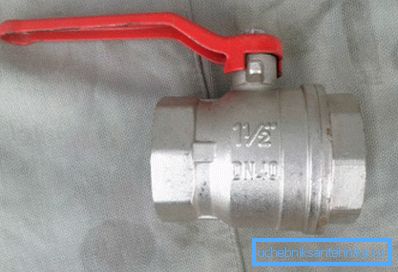 The photo shows a ball valve with an 11/2 inch lever.