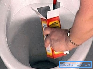In the photo - soda with vinegar can eliminate clogs In the photo - soda with vinegar can eliminate clogs