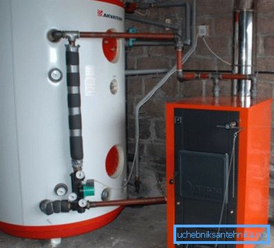 In the photo - the heat accumulator in the strapping of a solid fuel boiler. In the photo - the heat accumulator in the strapping of a solid fuel boiler.