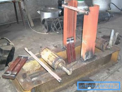 In the photo - pipe bender in the assembly stage In the photo - pipe bender in the assembly stage