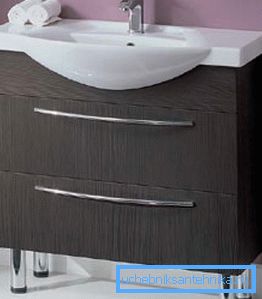 On the photo - a bedside table with legs. On the photo - a bedside table with legs.