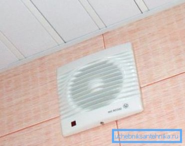 In the photo: the installation of the simplest exhaust fan improves the air exchange in the room several times. In the photo: the installation of the simplest exhaust fan improves the air exchange in the room several times.
