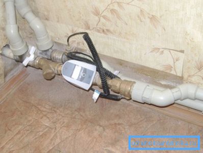 In the photo - a heat meter installed at the entrance to the apartment. In the photo - a heat meter installed at the entrance to the apartment.
