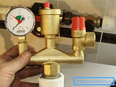 In the photo there is a safety assembly for a closed loop, which consists of a pressure gauge, a safety valve and a vent. In the photo there is a safety assembly for a closed loop, which consists of a pressure gauge, a safety valve and a vent.
