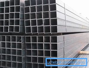 In the photo: the weight of the professional pipe 80x80x4 is rather small, but the strength indicators are not inferior to concrete elements with a much larger section and weight In the photo: the weight of the professional pipe 80x80x4 is rather small, but the strength indicators are not inferior to concrete elements with a much larger section and weight