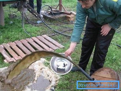 The photo shows that silt water rises from the well during cleaning. The photo shows that silt water rises from the well during cleaning.
