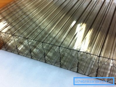The photo shows honeycombs that do not affect the transparency of the material. The photo shows honeycombs that do not affect the transparency of the material.