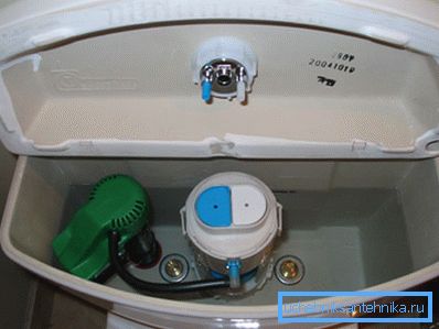 In the photo - the internal structure of the tank with a button In the photo - the internal structure of the tank with a button