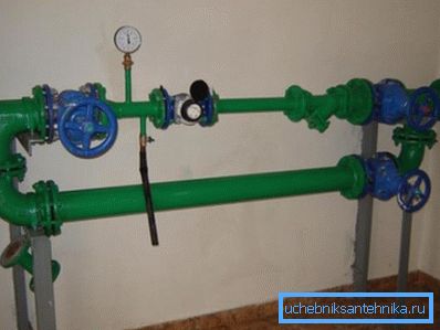 In the photo - water meter unit. Control valves allow you to measure the pressure at the entrance to the house. In the photo - water meter unit. Control valves allow you to measure the pressure at the entrance to the house.