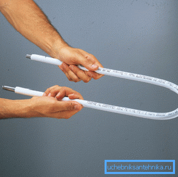 In the photo - the bending of the metal-plastic pipe using a spring In the photo - the bending of the metal-plastic pipe using a spring