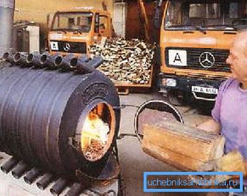 In the photo - loading fuel into the combustion chamber