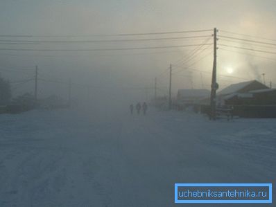 In the photo - winter day in Verkhoyansk. In the photo - winter day in Verkhoyansk.
