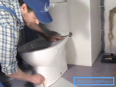 On the floor there should be a contour corresponding to the design position of the toilet bowl. On the floor there should be a contour corresponding to the design position of the toilet bowl.