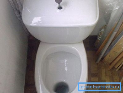 The picture shows a faience toilet pan with a single-piece shelf. This form of the bowl is less practical: toilet visiting products remain on the visor and, frankly speaking, the air does not ozonate.