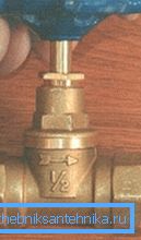 The valve must indicate the direction of flow.